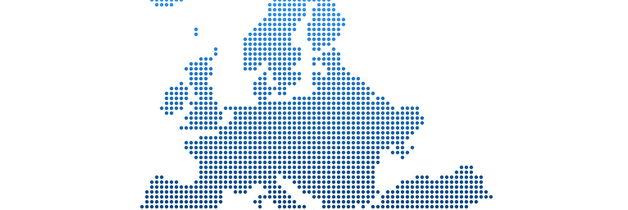 Grafik: Europakarte aus Pixeln im blau grauen Farbverlauf auf weißem Hintergrund.