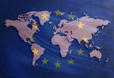 Auf dem Bild ist die Weltkarte grafisch dargestellt. &Uuml;ber ihr schein die europ&auml;ische Flagge leicht durch.