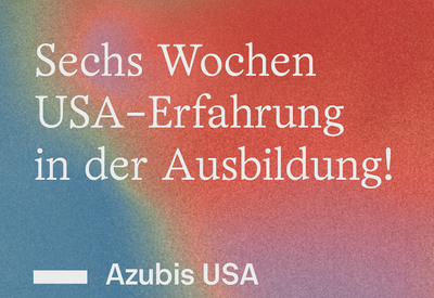 Visual der Joachim Herz Stiftung zum Programm Azubis USA. Schriftzug "Sechs Wochen USA-Erfahrung in der Ausbildung" auf einer farbigen Fl&auml;che. Darunter ist das Logo "Azubis USA" zu sehen. Auf der rechten Seite ist eine Auszubildende w&auml;hrend ihres USA-Aufenthaltes zu sehen. Sie h&auml;lt die Flagge der USA in die Luft.
