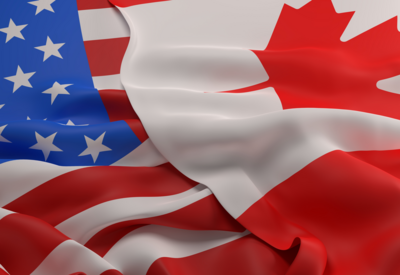 Foto: die US-amerikanische Flagge und die kanadische Flagge nebeneinander