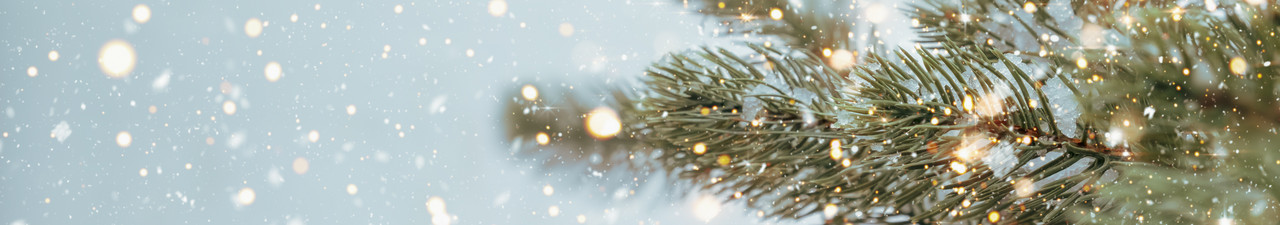 Nahaufnahme eines Weihnachtsbaums mit funkelnden Lichtern und Schneeflocken. Vintage-Farbton.