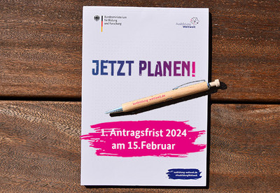 Graphik: Schriftzug "Jetzt planen" und Schriftzug "1. Antragsrunde am 15. Februar" auf einem Schreibblock.