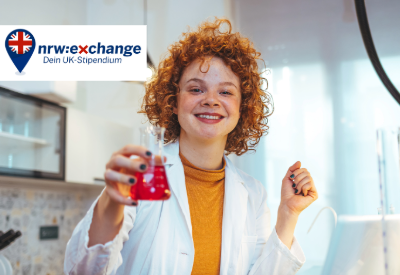 Foto einer jungen Labormitarbeiterin, die ein Gef&auml;&szlig; Richtung Kamera h&auml;lt. Auf der Linken Seite ist da Programmlogo von nrw:exchange zu sehen.