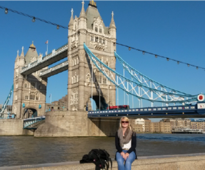 Foto: Luisa Funk vor der Tower Bridge in London.