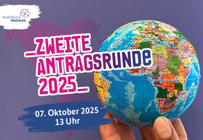 Auf dem Bild ist eine Hand zu sehen, die eine Weltkugel h&auml;lt. &Uuml;ber der Weltkugel stehen zwei Schriftz&uuml;ge: "Zweite Antragsrunde 2025" und "Bis zum siebten Oktober, 13 Uhr" Oben links steht das Logo des Projekts AusbildungWeltweit.