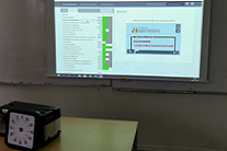 Foto: ein Smartboard im Klassenzimmer.