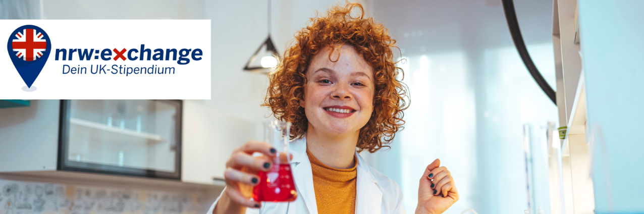 Foto einer jungen Labormitarbeiterin, die ein Gef&auml;&szlig; Richtung Kamera h&auml;lt. Auf der Linken Seite ist da Programmlogo von nrw:exchange zu sehen.
