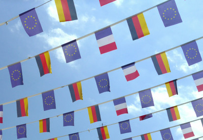 Foto: Girlande mit deutschen und franz&ouml;sischen Fahnen