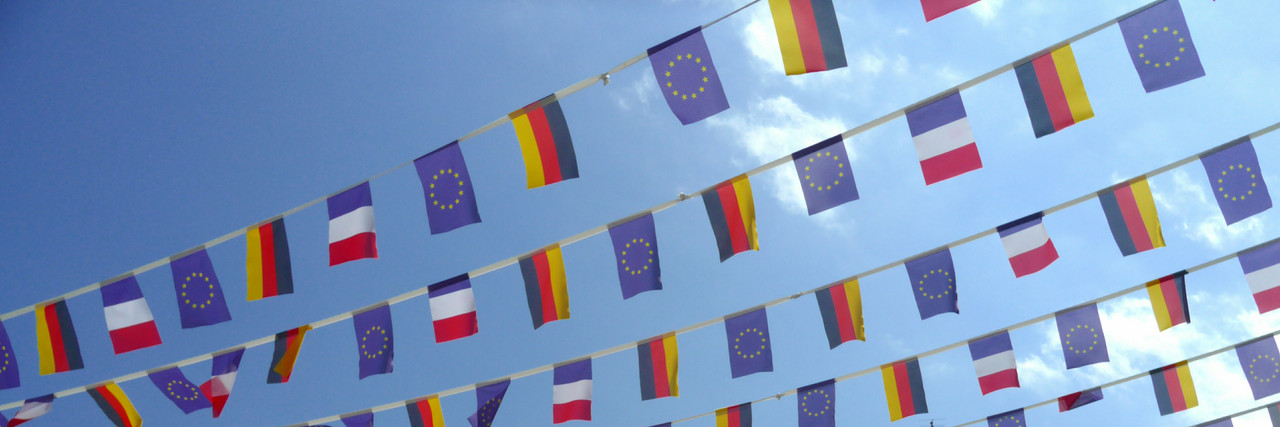 Foto: Girlande mit deutschen und franz&ouml;sischen Fahnen