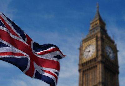 Foto: Die britische Flagge vor dem Big Ben Turm.