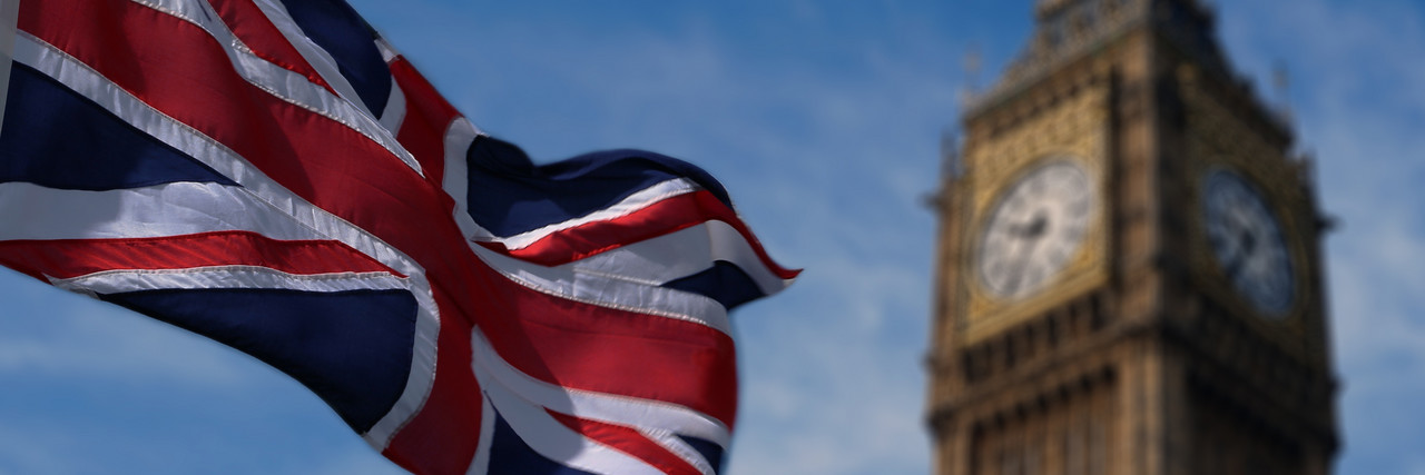 Foto: Die britische Flagge vor dem Big Ben Turm.