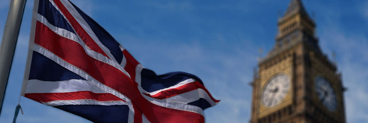 Foto: Die britische Flagge vor dem Big Ben Turm.