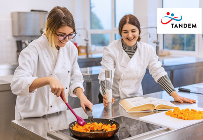 Zwei junge Frauen in Berufsausbildung kochen zusammen in einer Gastronomischen K&uuml;che. 