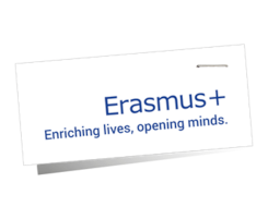 Graphik: Der Schriftzug "Erasmus+. Enriching lives, opening minds." in blauer Schrift auf einer weißen Notiz mit Tackernadel.