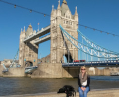 Foto: Luisa Funk vor der Tower Bridge in London.