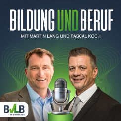 Das Podcast-Titelbild zeigt die beiden Moderatoren, in ihrer Mitte ist ein Mikrofon. 